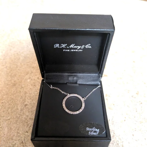 NWT Macy's 1/4 CTTW Diamond Circle Pendant With Sterling Silver Necklace. - Picture 3 of 8